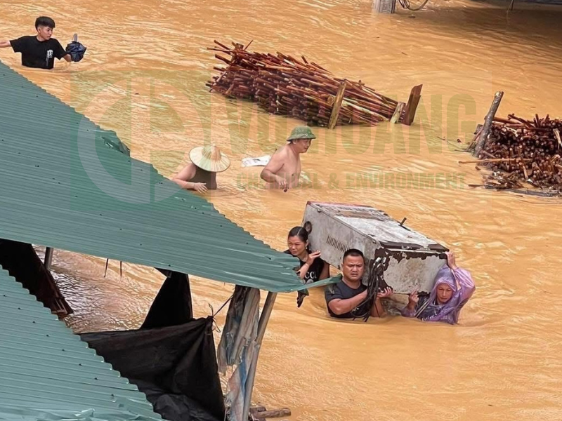 武黄公司员工携手支援台风11号后山区同胞