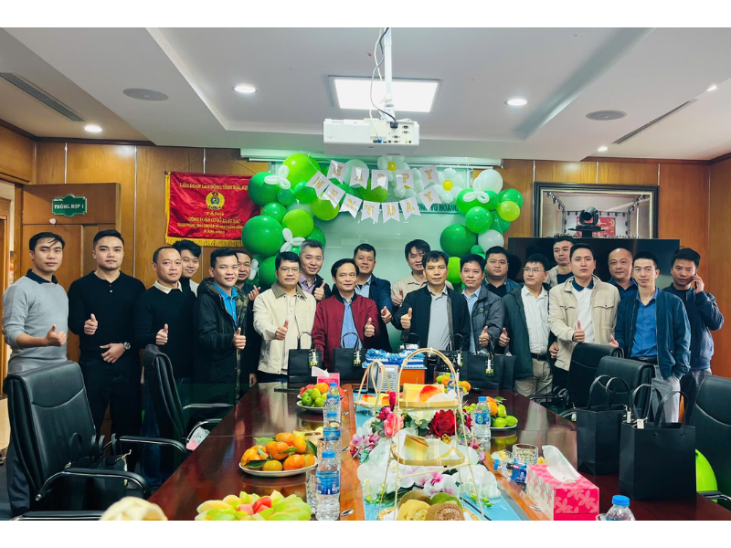 tập thể cán bộ nhân viên nam tại văn phòng mừng ngày quốc tế nam giới